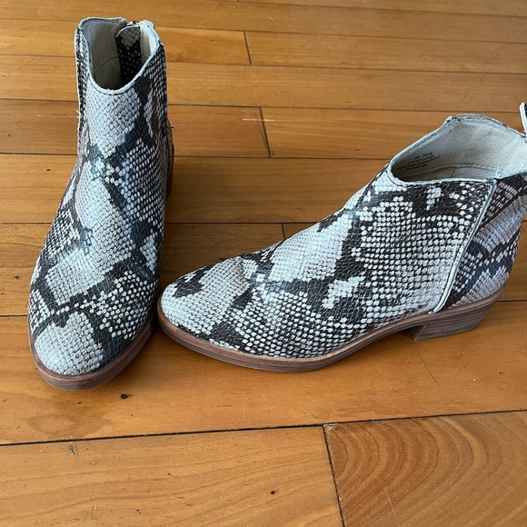 Dolce vita snake print women boot size 6M faux leather - Picture 2 of 5